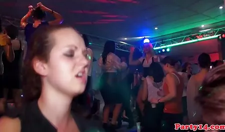 Buxom زبان فیلمجدیدسکسی عزیزم آماتور لعنتی و خروس بزرگ را بلعید